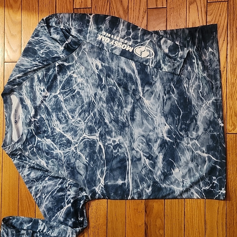 Mossy Oak fishing shirt. Men's size Small NWOT